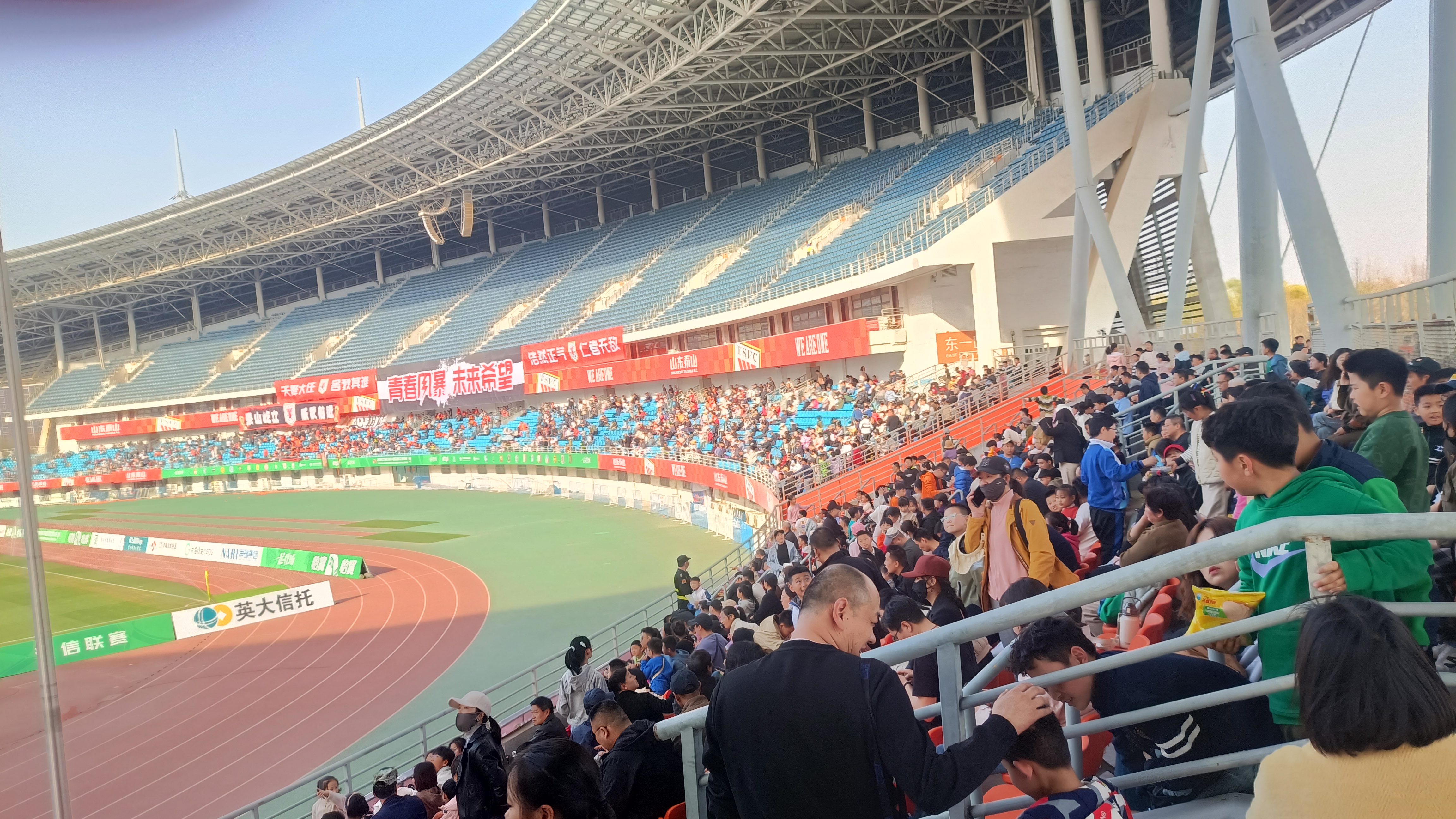 青海队在主场比赛中全力以赴，实现了激烈对抗的简单介绍